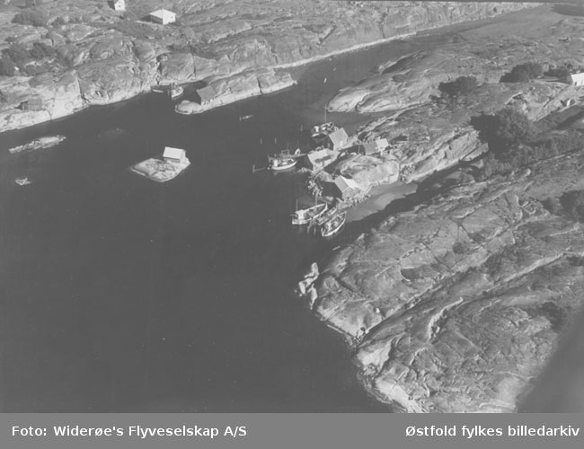 Oversiktsbilde over Papperhavn, Vesterøy, Hvaler i septembe 1951. Flyfoto/skråfoto.
Langero......mellom Papperhavn og Bukta.