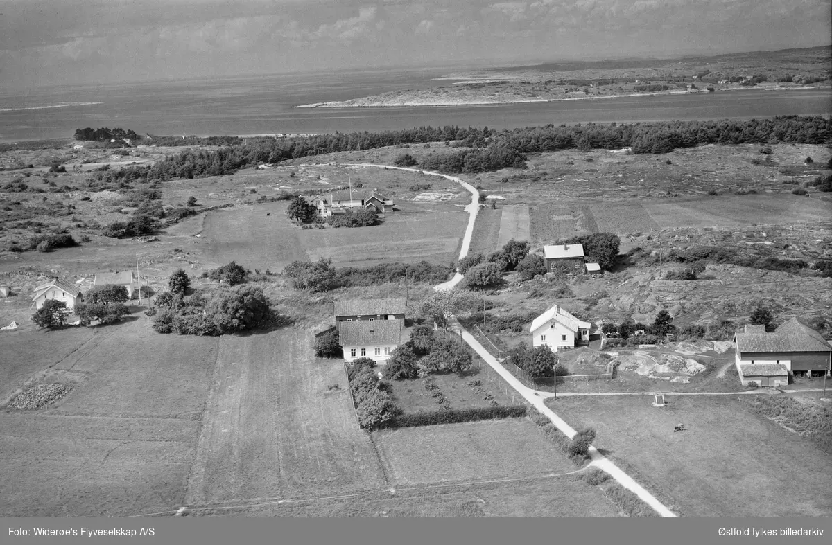Huser på Asmaløy, Hvaler juli 1957. Flyfoto/skråfoto.