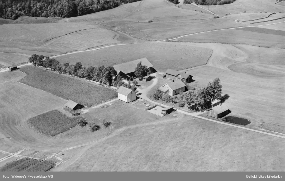 Flyfoto av gården Krosby i Eidsberg 1951. Oversiktsbilde.