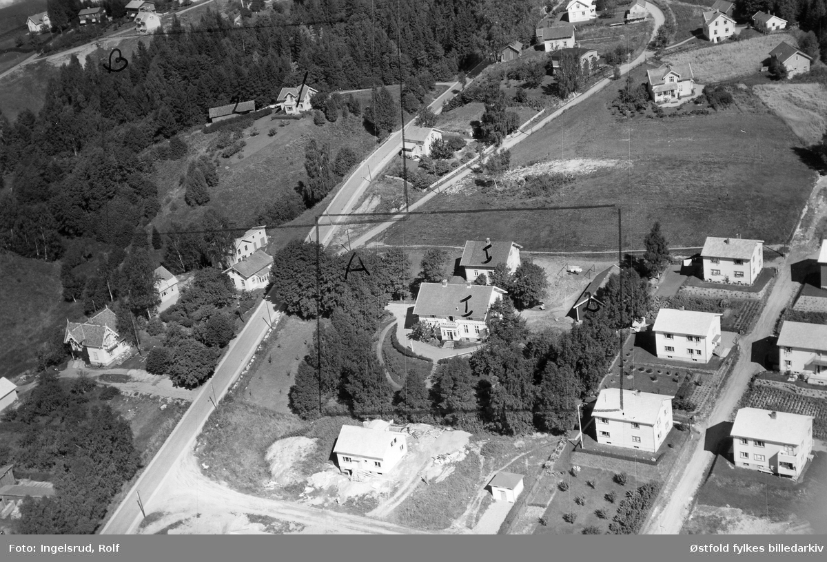 Oversiktsbilde over  Mysen i Eidsberg, flyfoto 20. august 1953.
 Sorenskrivergården, Vandugbakken 22. Vandugbakken til venstre, Sorenskriverveien til høyre i bildet.
