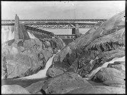 Sarpsfossen med Sarpsbrua i Sarpsborg, godstog,
Lite vannfø