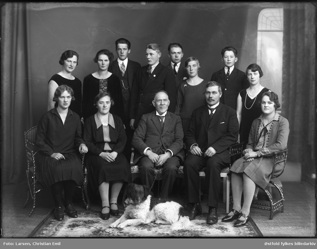 Ukjent familiegruppe, ant 1925-1930 ca. Ant fra Sarpsborg-distriktet.