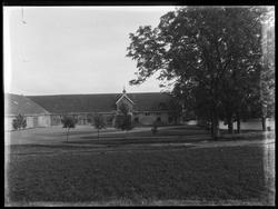 Borregaard Hovedgård i Sarpsborg, låven, parti fra tunet.