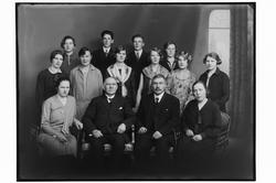 Gruppe, fotoatelier, familie? Ingen opplysninger.
Påskrift 