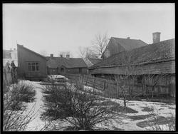 Bakgård med hage, frukttrær, bærbusker, stakittgjerde, , sit