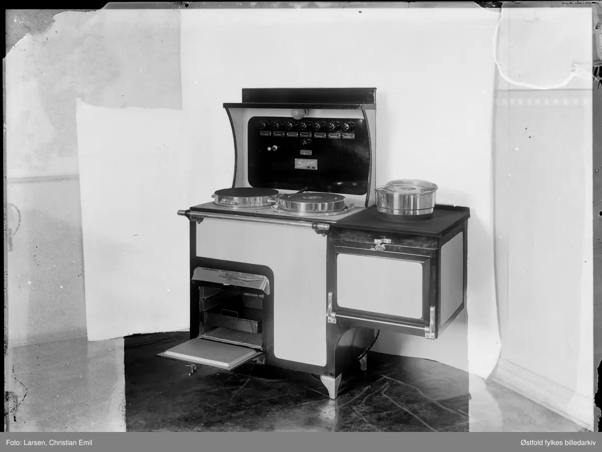 Sarpsborgkomfyren, reklameopptak. Komfyr med magasin og varmeskap.