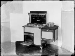 Sarpsborgkomfyren, reklameopptak. Komfyr med magasin og varm