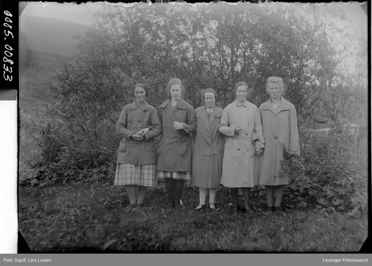 Gruppebilde av fem kvinner.