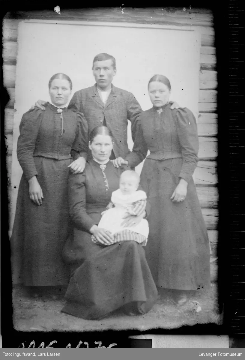 Gruppebilde av tre kvinner, en mann og et barn.