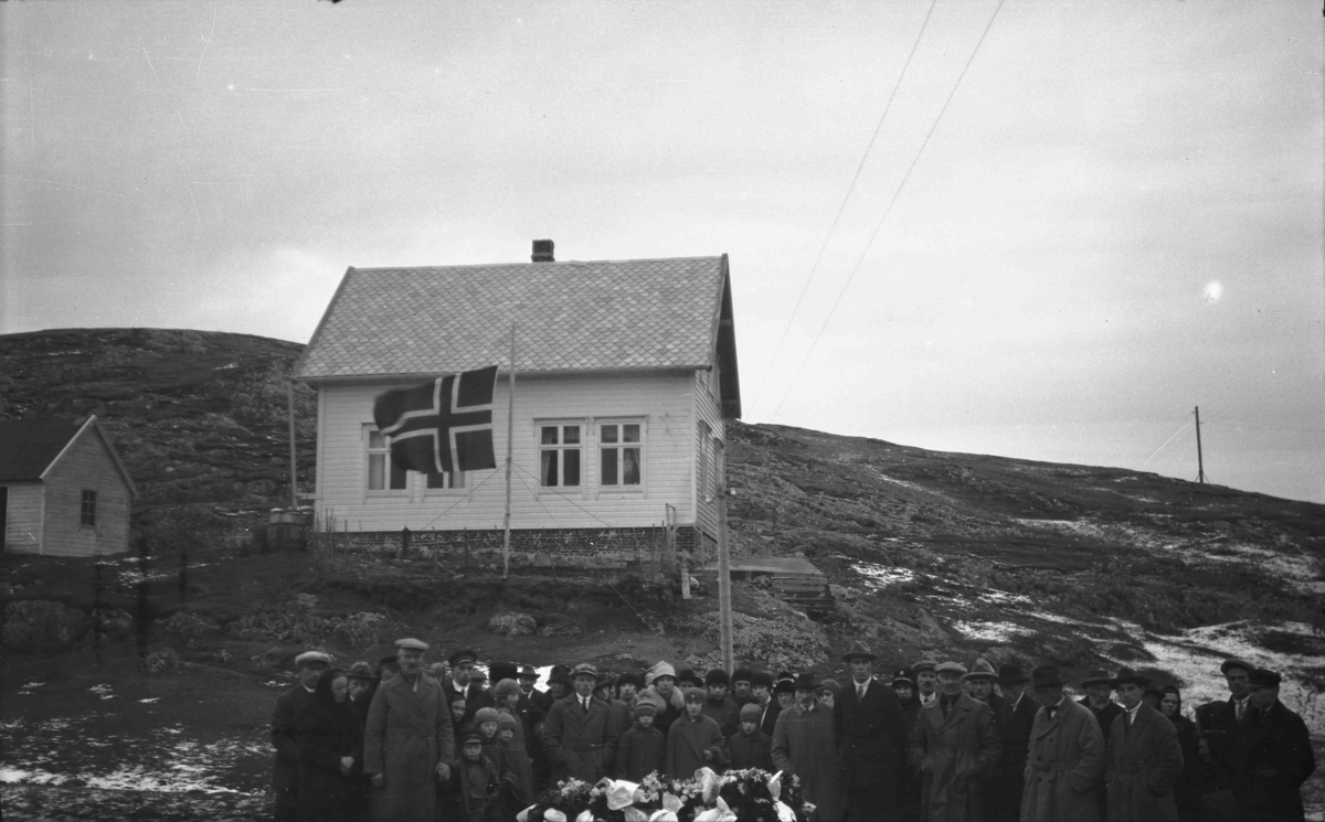 Gravferd i Bulandet. Kiste og følge foran huset til Knut Gjørø.
