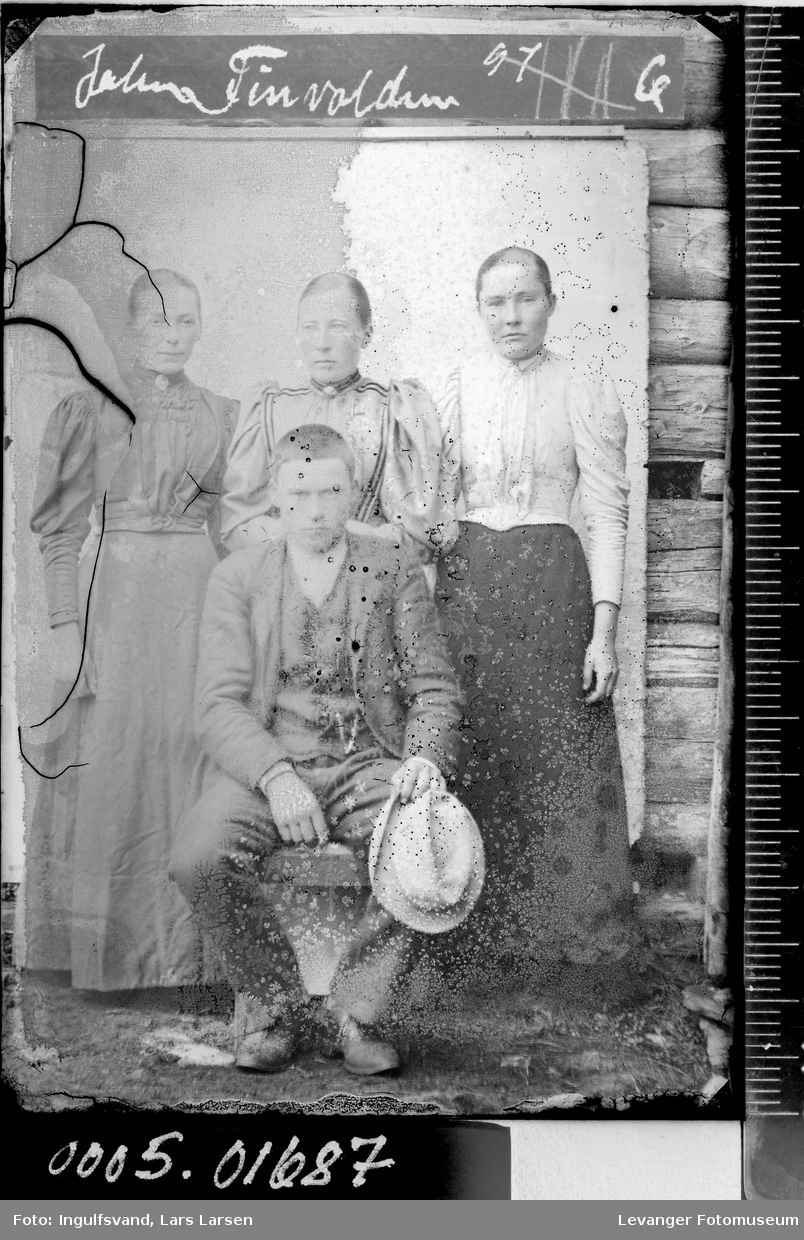 Gruppebilde av tre kvinner og en mann.