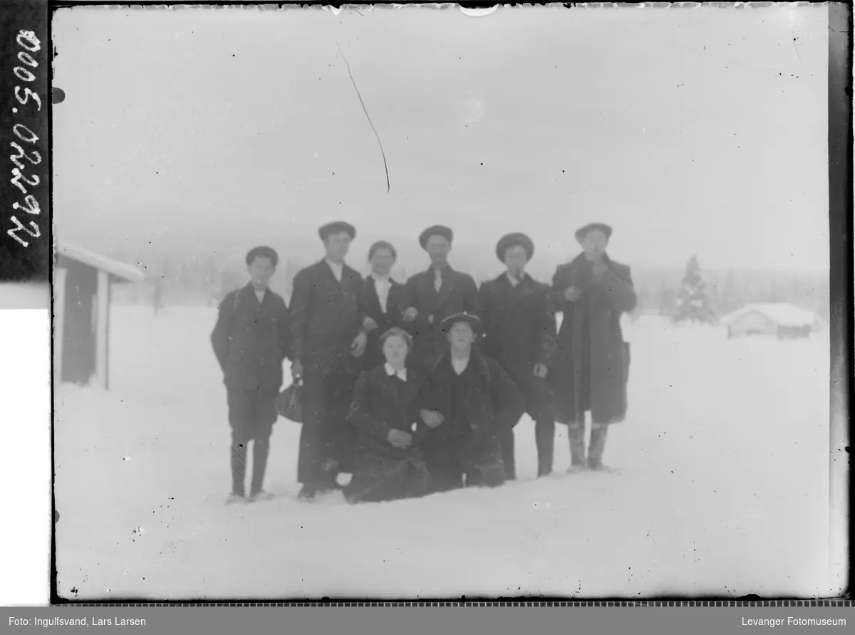 Gruppebilde av åtte ungdommer i vinterlandskap.