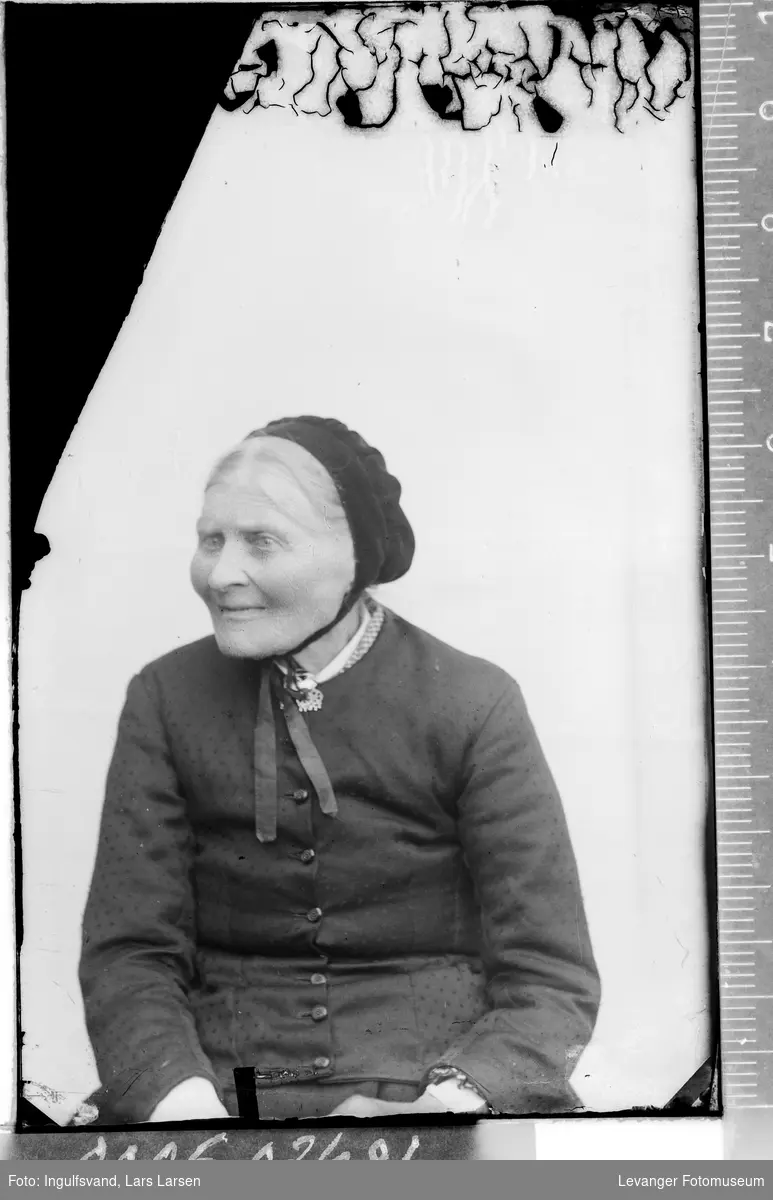 Portrett av en eldre kvinne med lue.