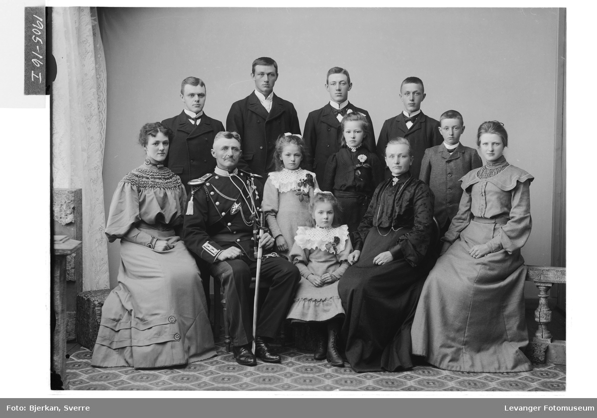 Gruppebilde av Paul og Oline Okkenhaug med sine ti barn.