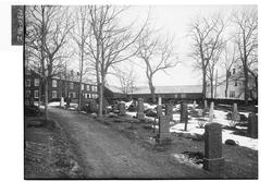 Kirkegård med prestegården i bakgrunnen