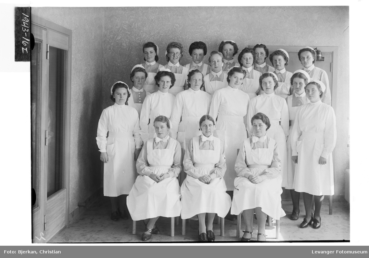 Søsterkullet 1943, ferdig som sykepleierere.
