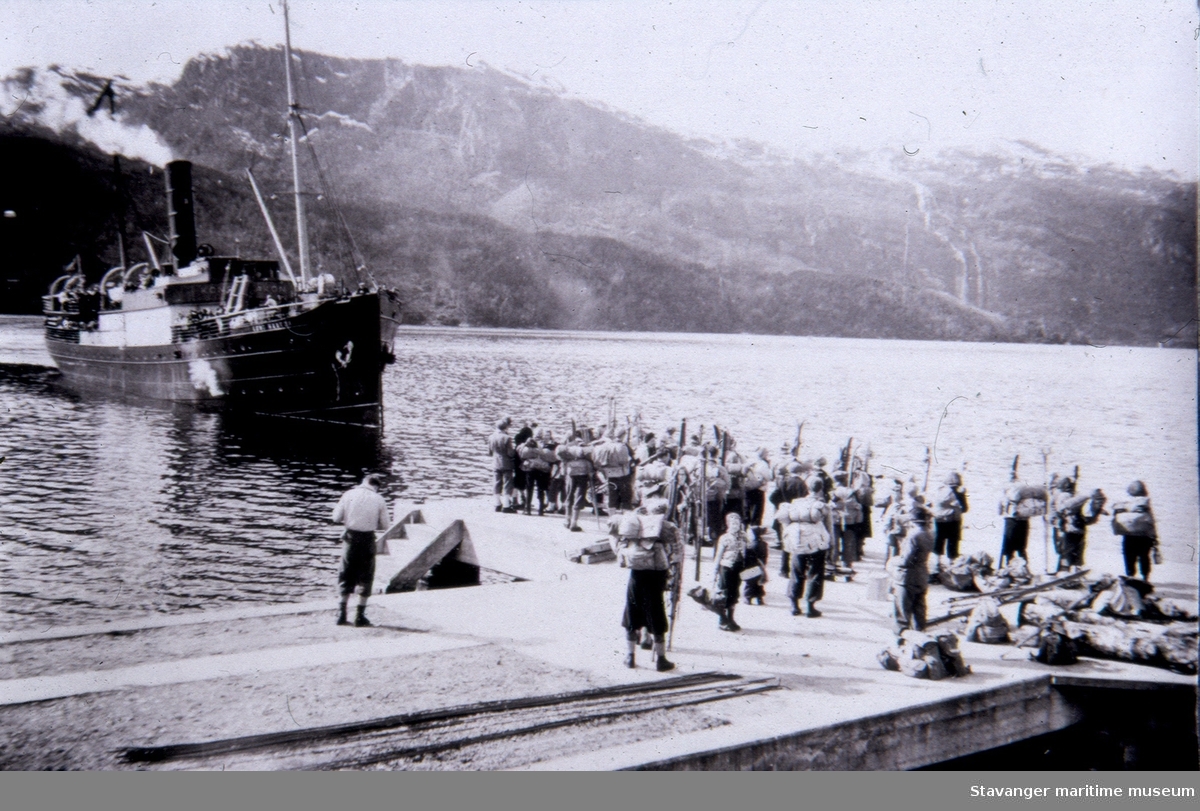 Skiturister venter på DS "Kong Sverre" 2. påskedag 1946. Ukjent sted, Rogaland.