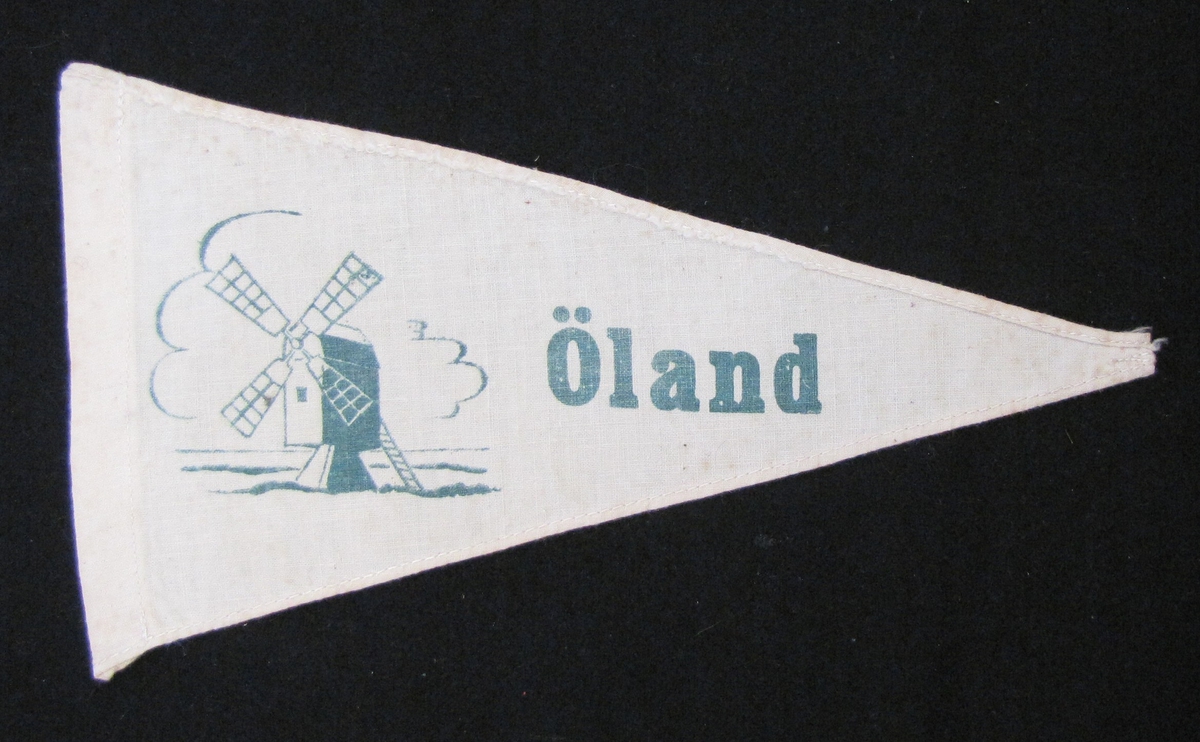 Cykelvimpel från Öland. Motivet är tryckt  med motiv av en väderkvarn.

Vimpeln ingår i en samling av 103 stycken.