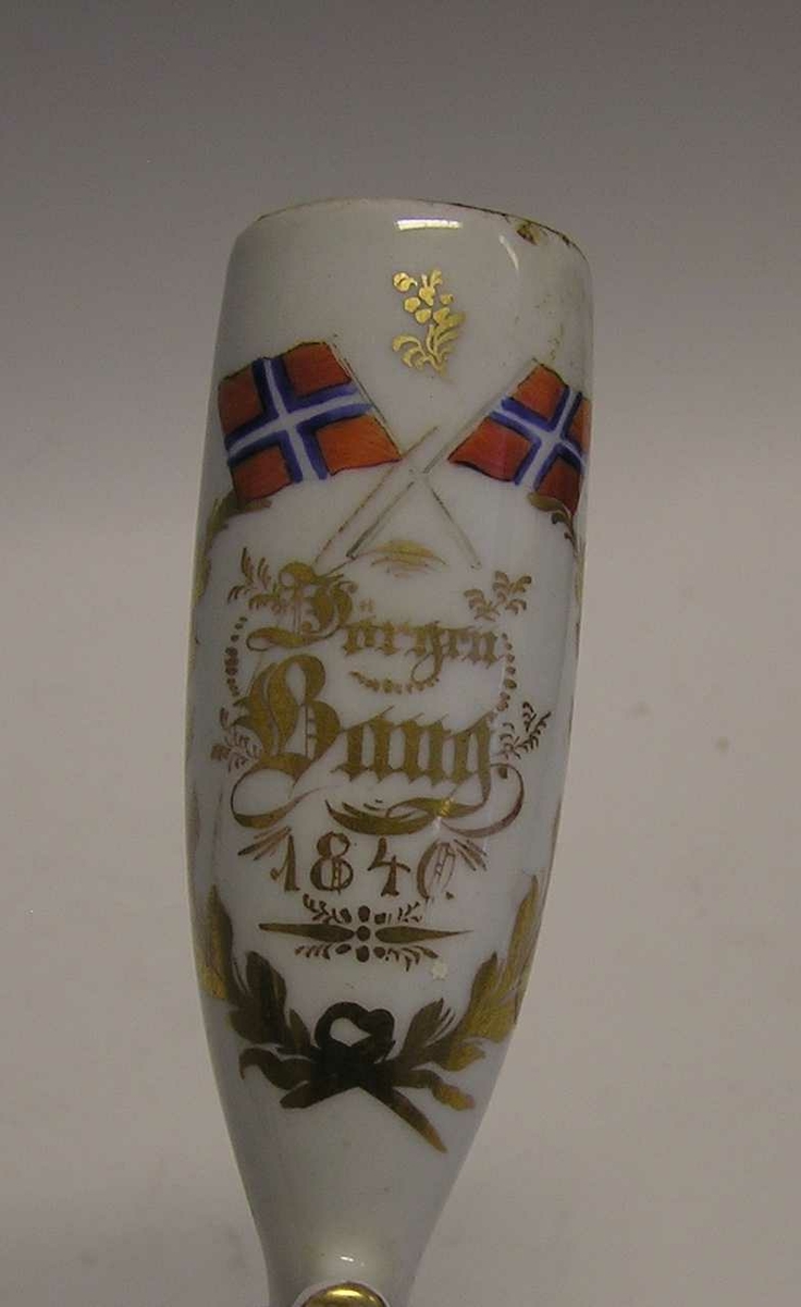 Rikelig dekorert med  2 rene norske flagg, eikekrans, tysk vers, navn, anker.