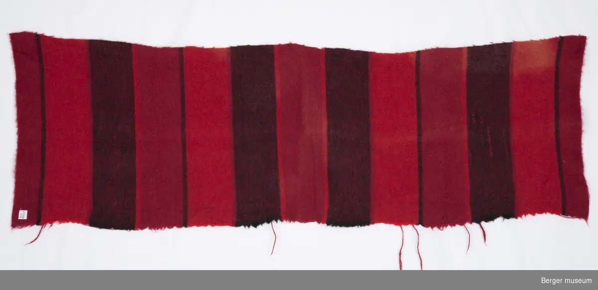 Rød, burgunder og svart striper med smale svarte og røde streker i mellom.
