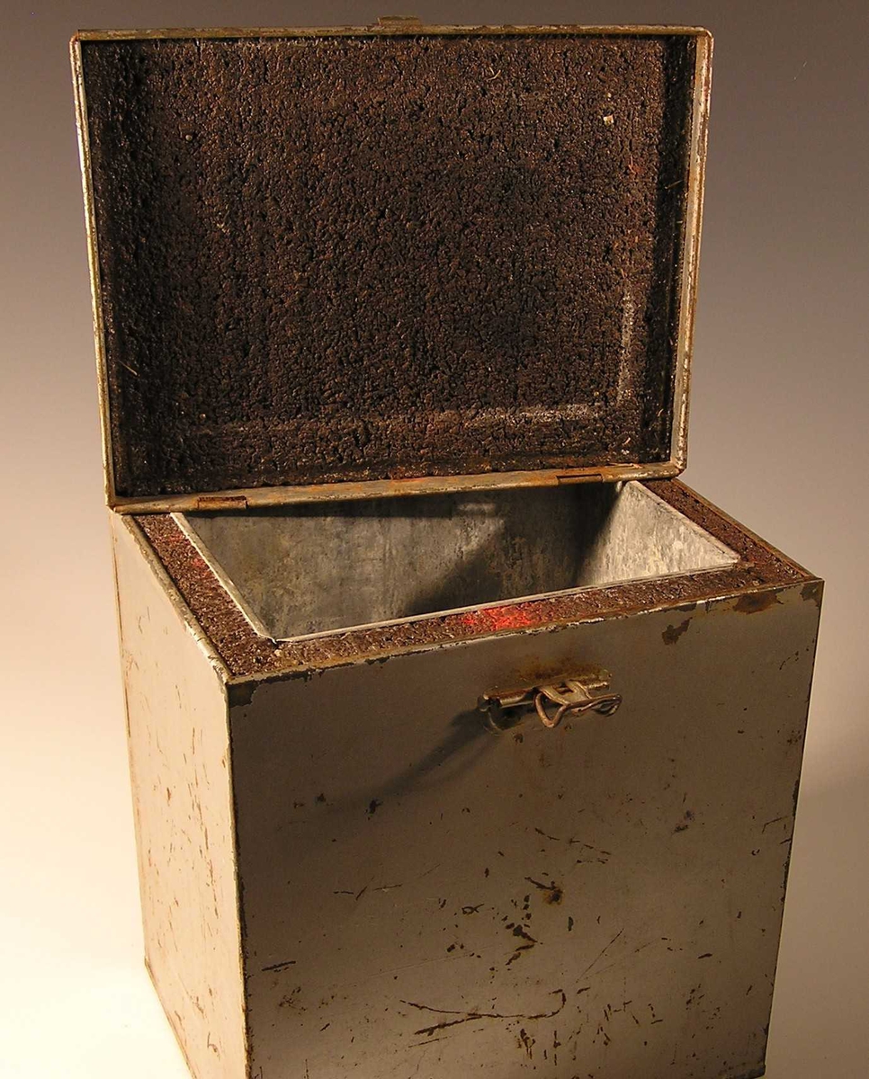 Form: rektangulær kasse med hengslet lokk med hank og lås, aluminium innerst, ytterst et isolasjonslag