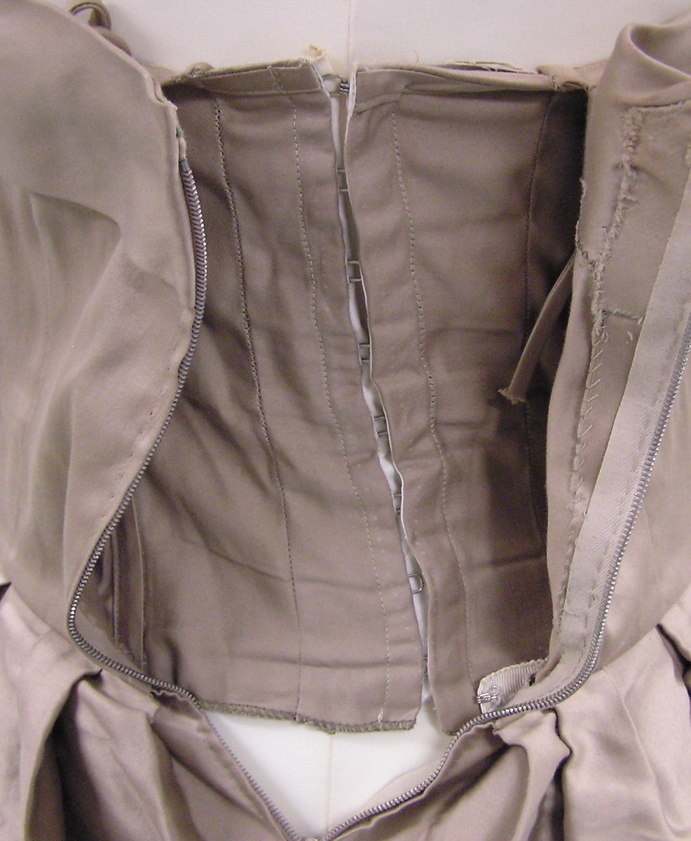 Felt med blomster ( paisley motiver ) midt på skjørtet.