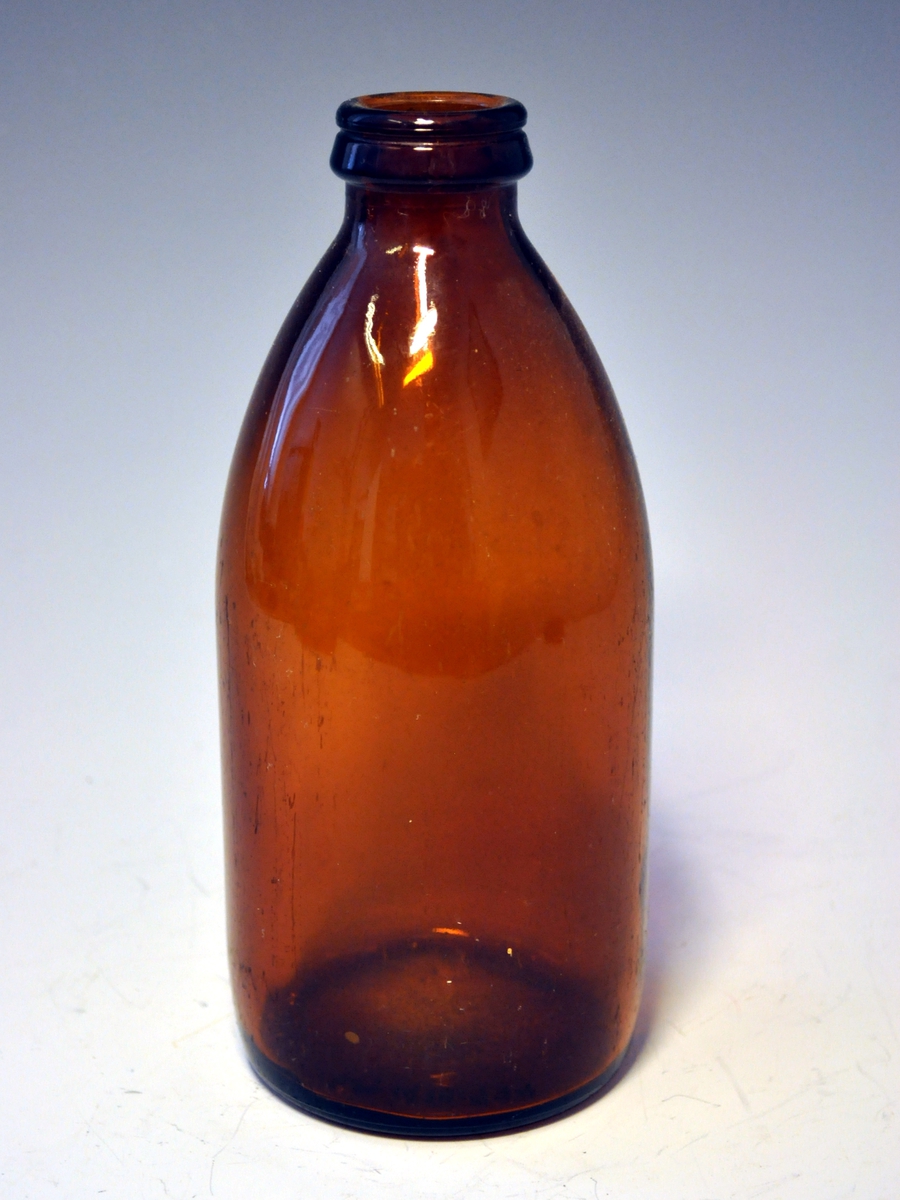 Fra protokollen: Melkeflaske av brunt glass, 1 liter.