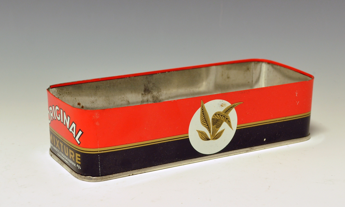Avlang metallboks uten lokk, til å sette pakker med sigaretter oppi - i hyllene i en butikk.