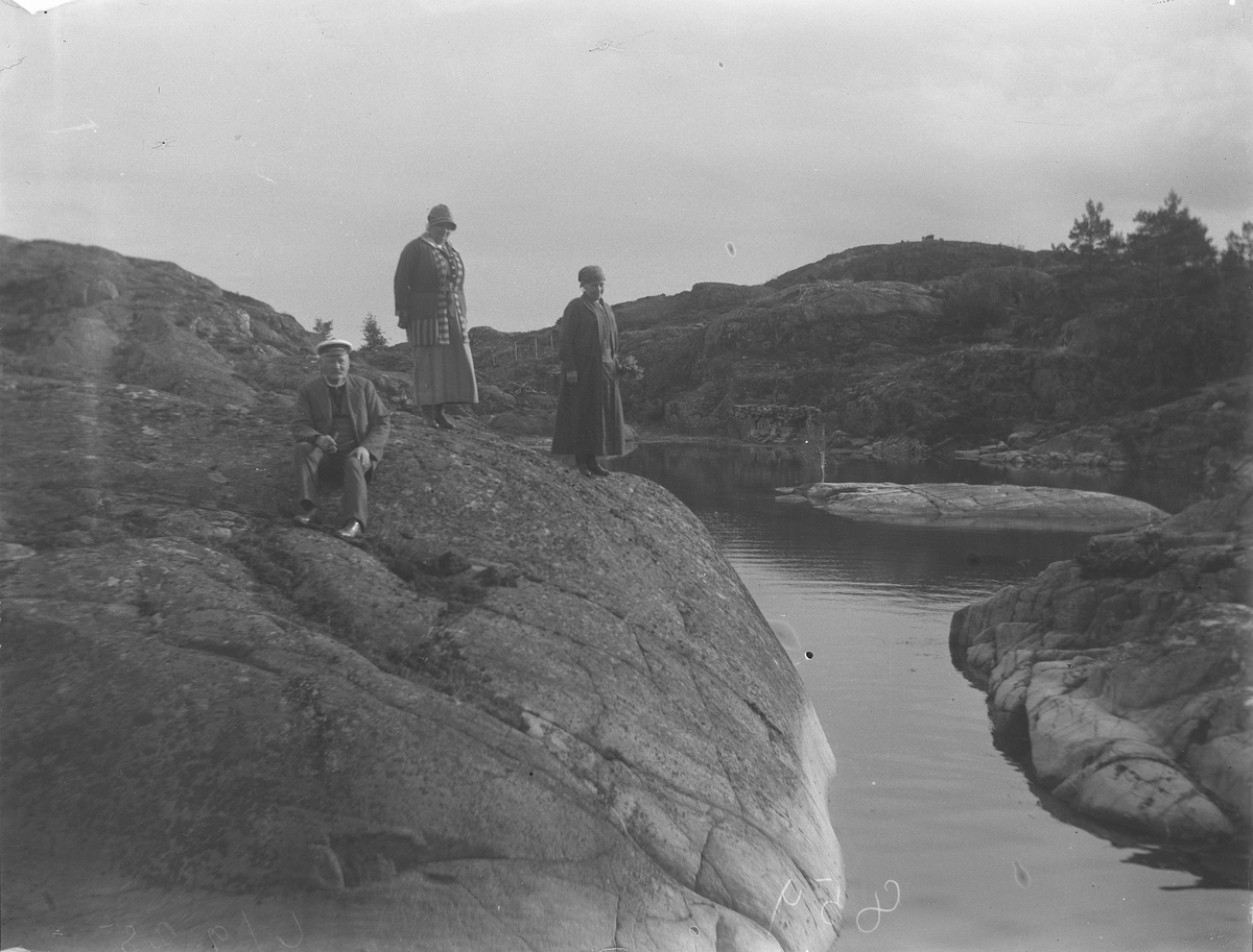 K.J Olsen, fru Olsen og madammen på fjellknaus ved vann 6/9-1925