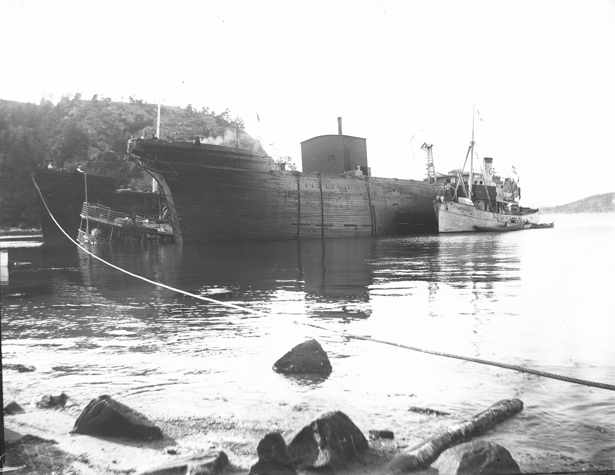 Bergingsdamperen "Ulabrand" ved siden av nedrigget seilskute "Fidelio" og halvt sunket båt. 17/7-1926