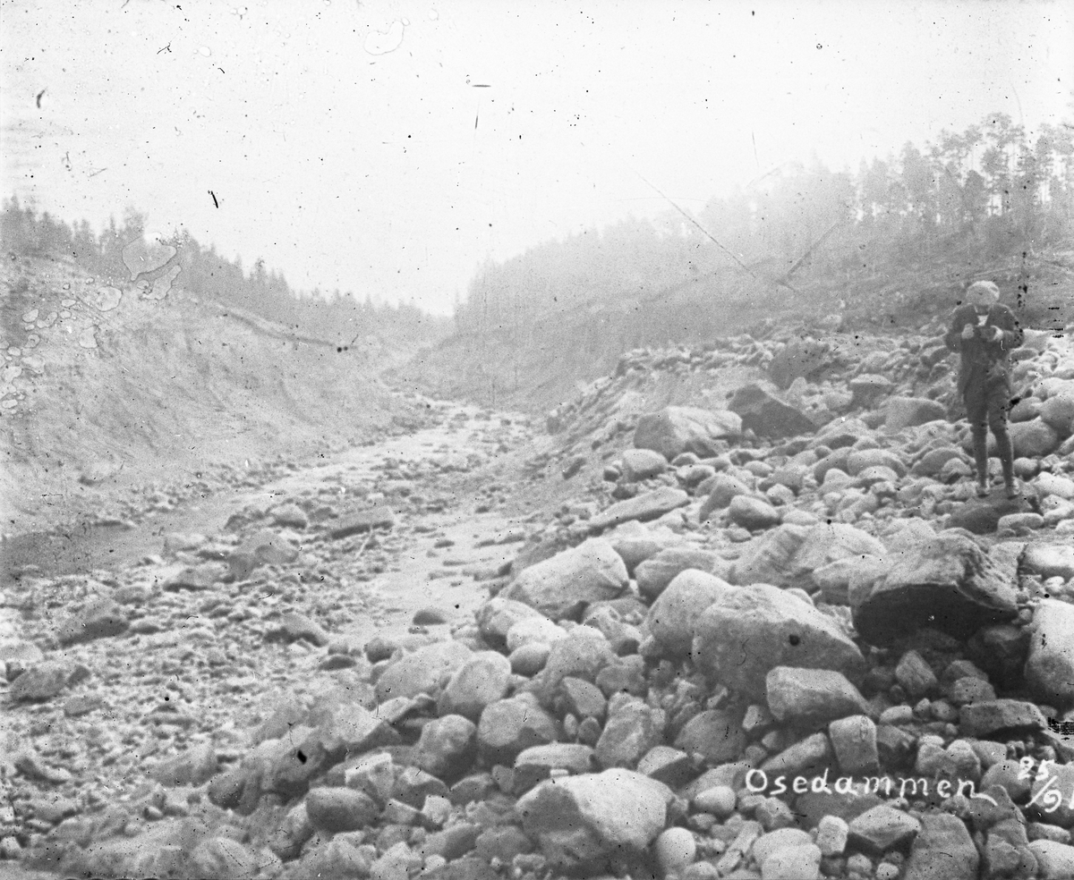 Tørrlagt elv og mann med kamera - Osedammen 25/9-1916