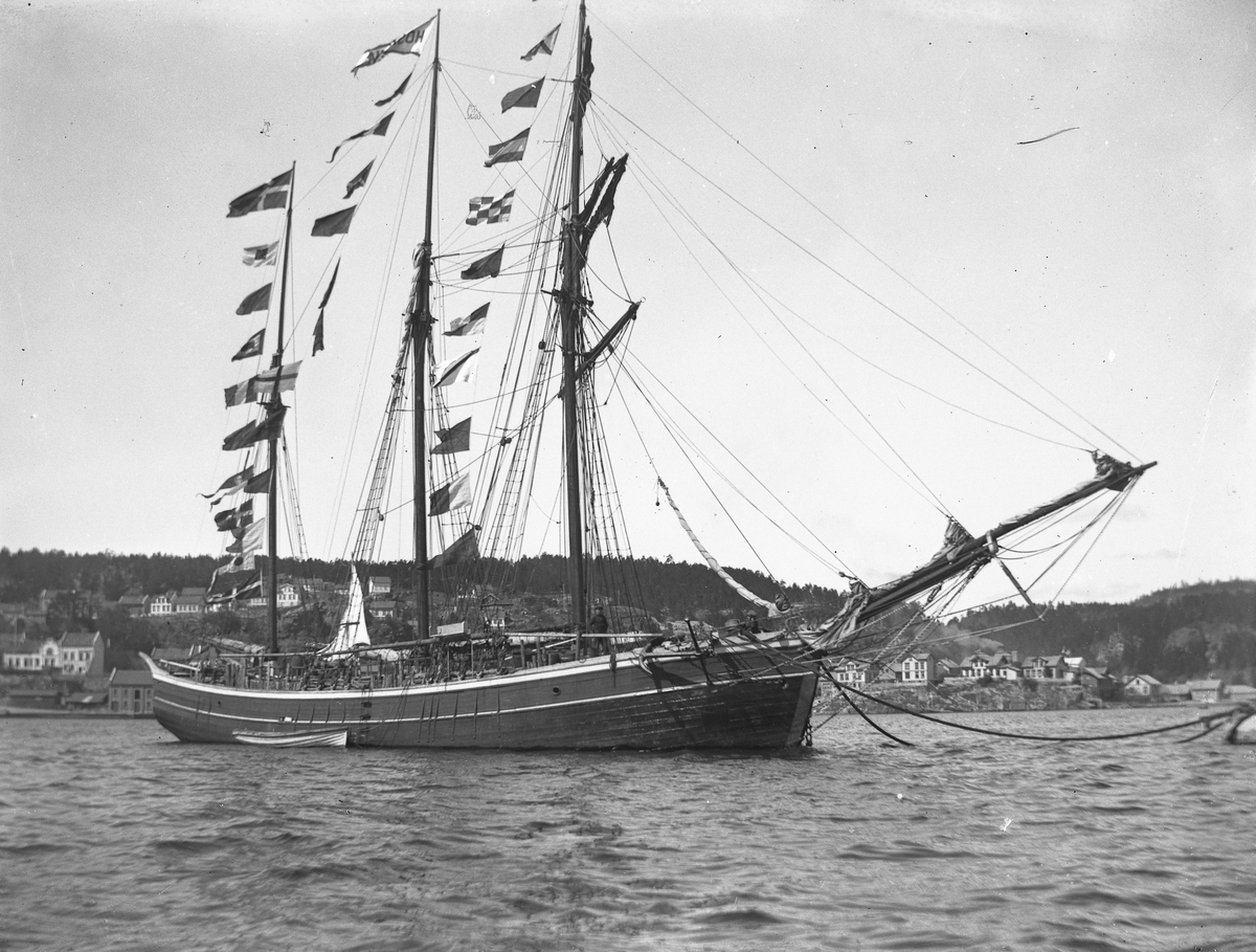 Flaggsmykket seilskute i Bonneviebukta, ant den danske skonnerten "Hosanna" . Kragerø