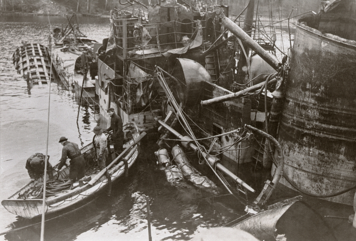 Jagaren Klas Uggla bärgas efter sprängningen på Hårsfjärden den 17 september 1941.
En närbild av förstörelsen ombord, som dock icke är större än att stora delar av fartyget torde kunna användas vid den ersättningsbyggnad för de förlorade jagarna, vilken beslutades av riksdagen.