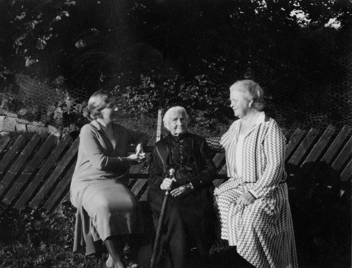 Kathinka, Oldemor Hansine og Elisa Wiborg  Frøvik gård, 5.september 1927.