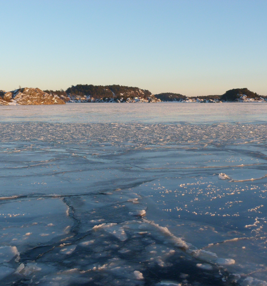 Isen legger seg på fjorden. Tatt fra Naus mellom Kragerø og Stabbestad.  22. januar 2013. Solnedgang.
