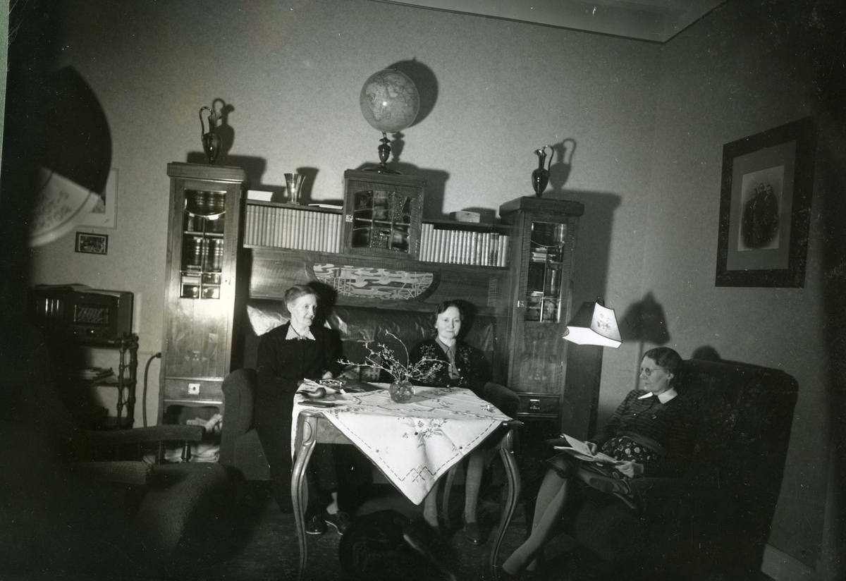 Interiør fra en stue i Kalstadkilen. Adda Skarre med to andre kvinner. Ca. 1920 -30