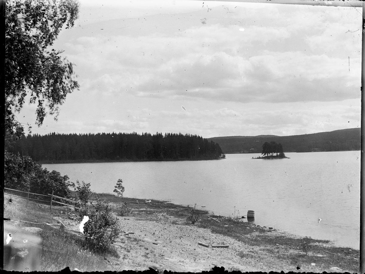 Vy över stranden och Gåsholmen. - Vänersborgs museum / DigitaltMuseum