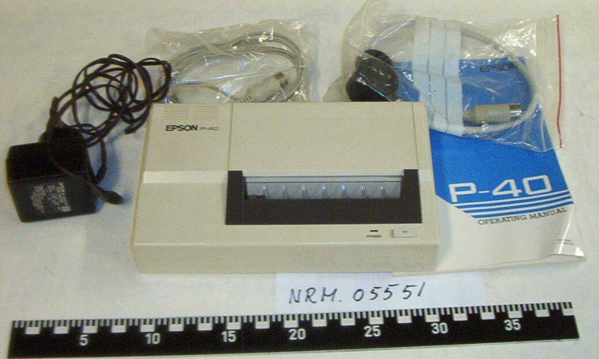 Epson P-40 Compact Terminal Printer
Ubrukt - ligger i original oppbevaringseske med:
- 1 bruksanvisning
- 2 sett ledninger med kontakter
- 1 adapter