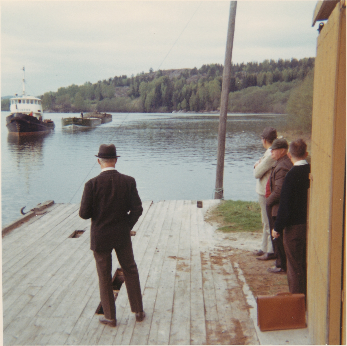 Slepeforsøk ved Akkerhaugen mai 1969. Mennesker på brygge.