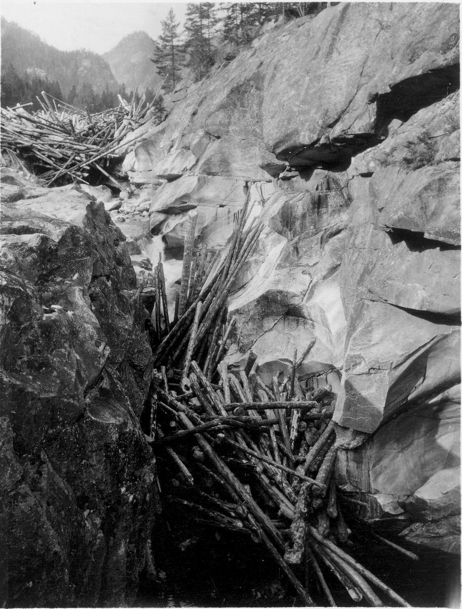 Karpusjuvet, Bøvassdraget, Telemark 1929
Juv med masse tømmer