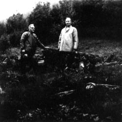 Olav Aasæg og Olav Nilssen ved de siste restene av bebyggels
