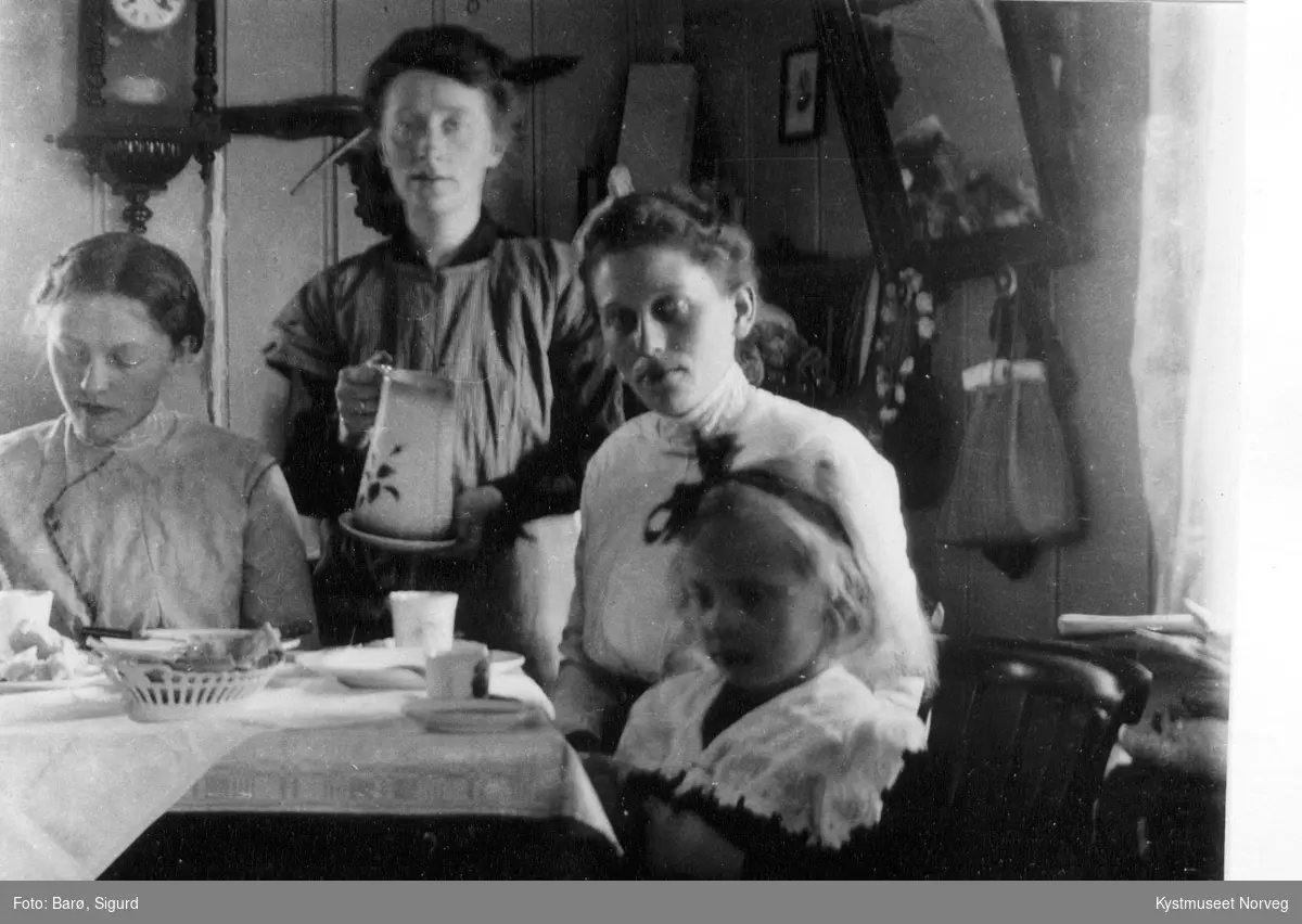 Fra venstre: Marianne Klungvik, Tine Waldersløff, Hilda Klungvik og Margit Waldersløff, ved stuebordet
