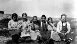 Jakob Edø sammen med ukjente arbeidsfolk fra fiskberget ved 