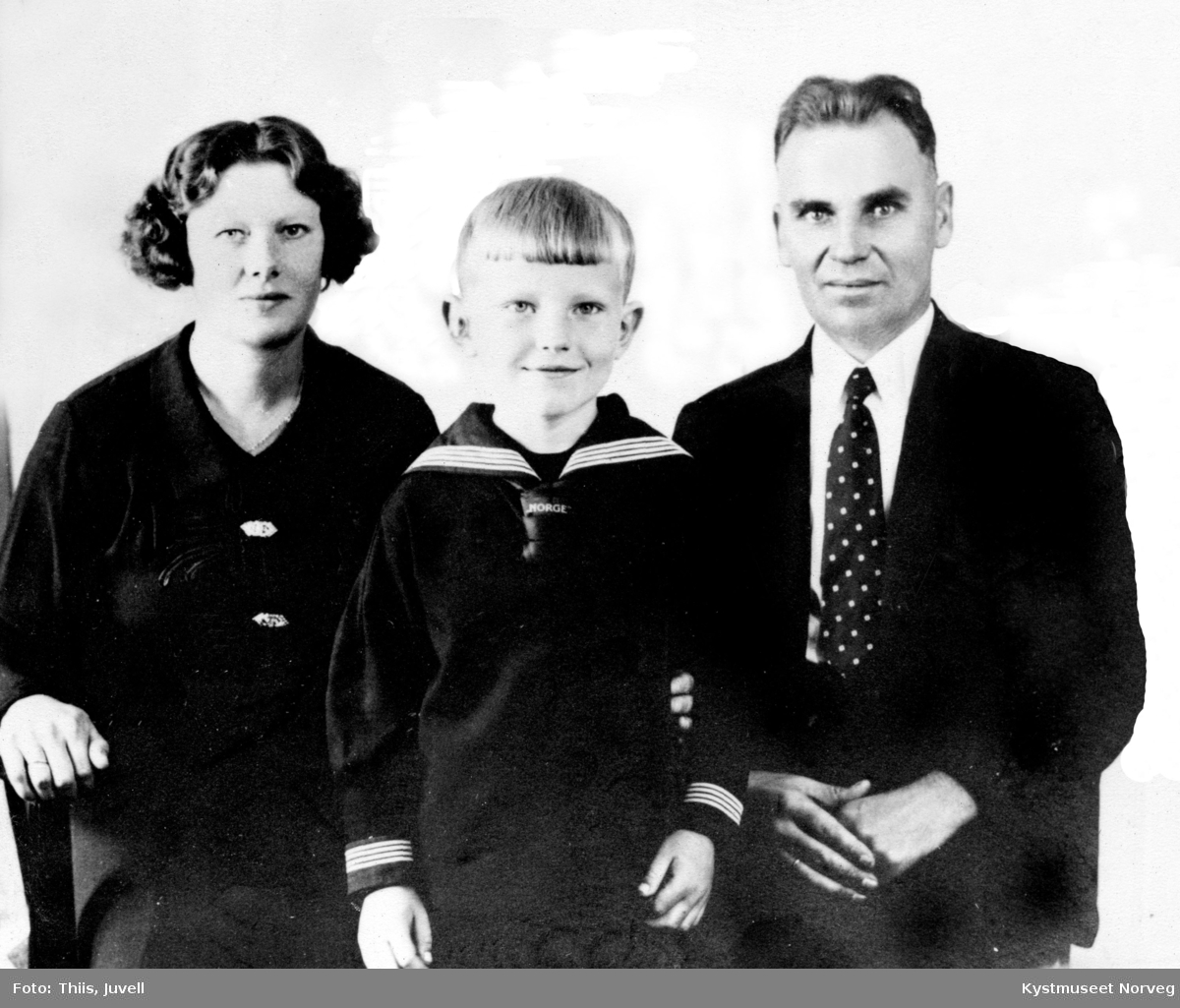 Otilie og Reidar Enstad sammen med sønnen Oddvar, familieportrett
