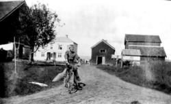 Ukjent gutt på sykkel