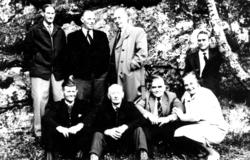 Forsamling fra Eidshaug i Nærøy kommune. Foran fra venstre: 