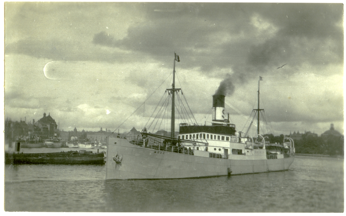 [från fotobeskrivningen:] "Lastångfartyget MODE i Stockholm 1927" [under Tidsuppgifter:] "270913"