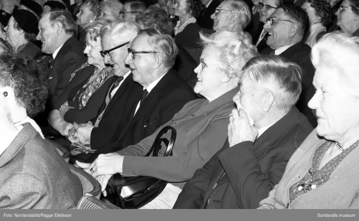 Pensionärer ser Gustav Werners "Violen från Montmartre" på Sundsvalls teater.