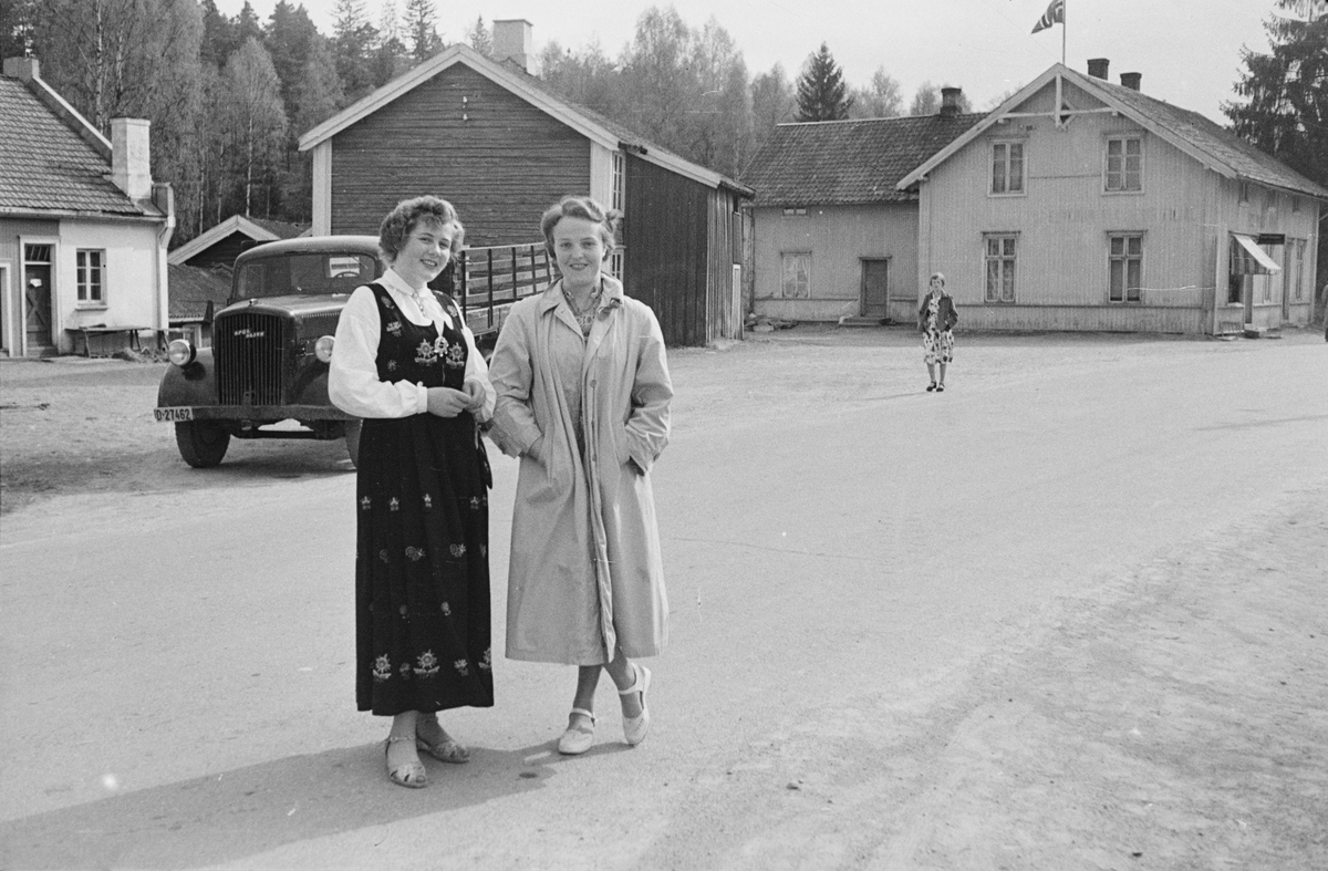 17. mai. Elverum. 
 Omkring 1950. Trysilvegen ved Nybakk. 