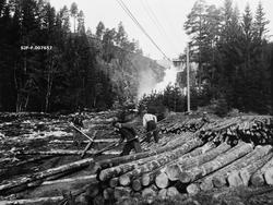«Fløtning i Rudselven, nedenfor kraftstasjonen»